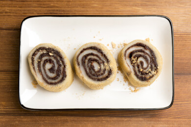 天津美食驴打滚摆放在桌面上特写