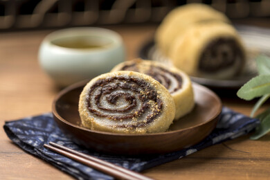 天津美食驴打滚摆放在桌面上特写