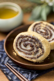 天津美食驴打滚摆放在桌面上特写