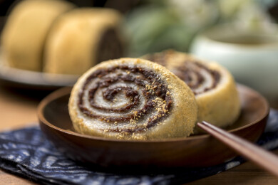 天津美食驴打滚摆放在桌面上特写