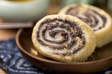 天津美食驴打滚摆放在桌面上特写