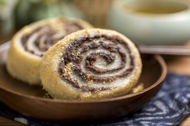 天津美食驴打滚摆放在桌面上特写