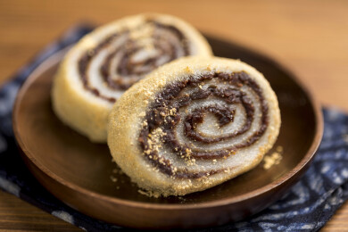 天津美食驴打滚摆放在桌面上特写