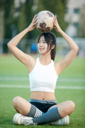 绿茵场上的快乐的足球宝贝