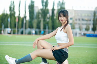 绿茵场上的快乐的足球宝贝