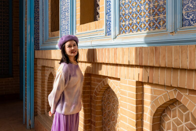 年轻女子在中国新疆莎车非遗博览园旅行