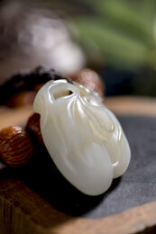 温润的和田玉坠