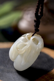 温润的和田玉坠