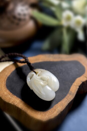 温润的和田玉坠