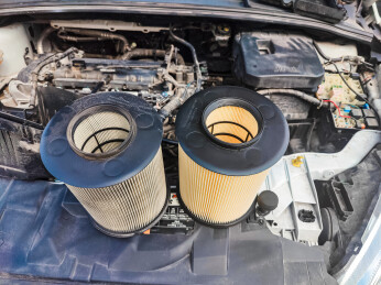 更换汽车空气滤芯新旧对比