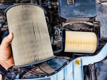 更换汽车空气滤芯新旧对比