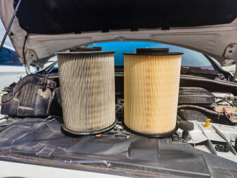 更换汽车空气滤芯新旧对比