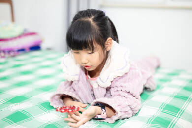 小女孩在玩手头转盘游戏