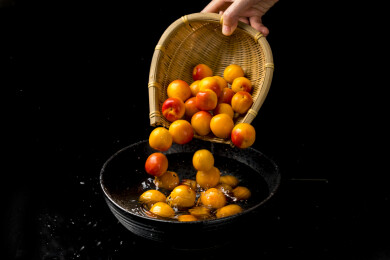 新鲜的杏摆放在桌面上特写