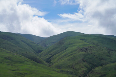 朵朵白云和高山草场