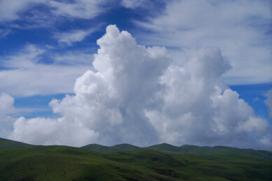 朵朵白云和高山草场