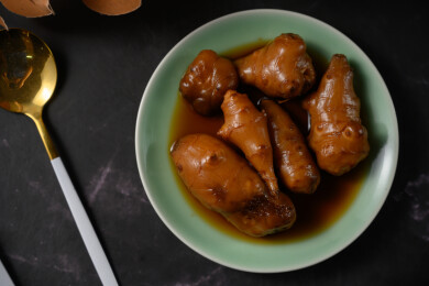 桌面上的盘子里的美味可口的酱洋子姜