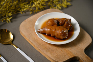 桌面上的盘子里的美味可口的酱洋子姜