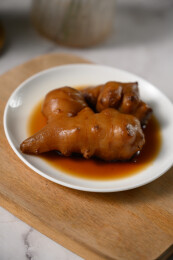 桌面上的盘子里的美味可口的酱洋子姜