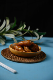 桌面上的盘子里的美味可口的酱洋子姜