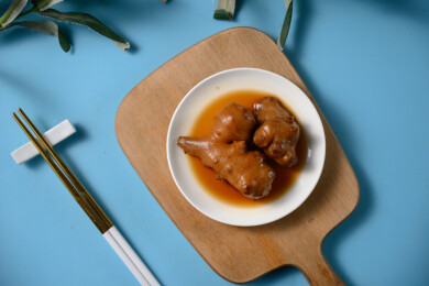 桌面上的盘子里的美味可口的酱洋子姜