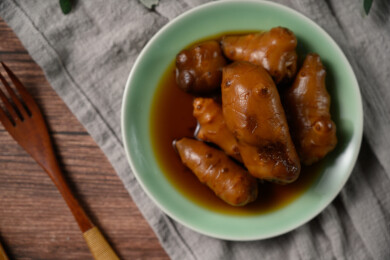 桌面上的盘子里的美味可口的酱洋子姜
