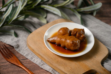桌面上的盘子里的美味可口的酱洋子姜