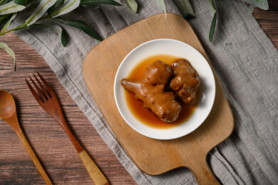 桌面上的盘子里的美味可口的酱洋子姜