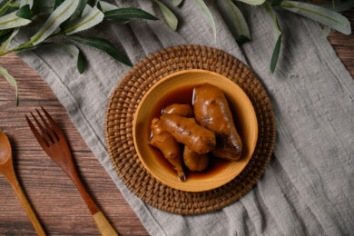 桌面上的盘子里的美味可口的酱洋子姜