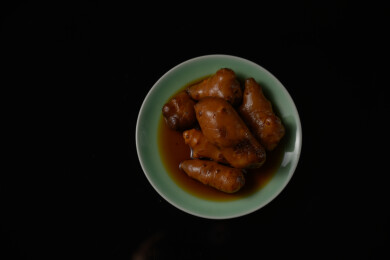 桌面上的盘子里的美味可口的酱洋子姜