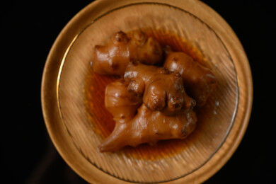 桌面上的盘子里的美味可口的酱洋子姜