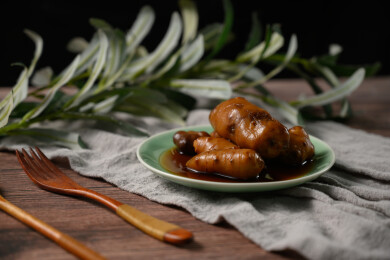 桌面上的盘子里的美味可口的酱洋子姜