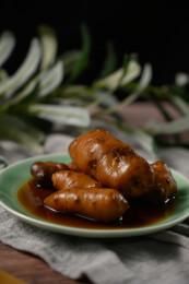 桌面上的盘子里的美味可口的酱洋子姜