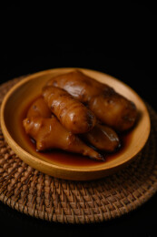 桌面上的盘子里的美味可口的酱洋子姜