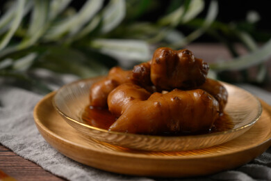 桌面上的盘子里的美味可口的酱洋子姜