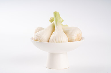 新鲜扒好皮的大蒜