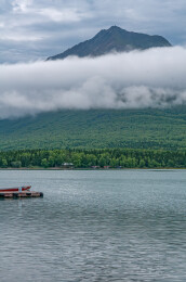美国阿拉斯加湖边的乡村