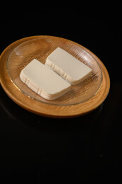 桌面上的盘子里的美味可口的豆腐