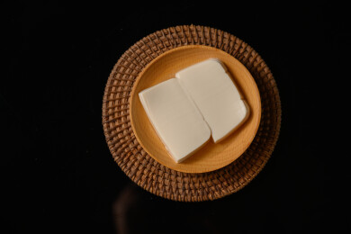 桌面上的盘子里的美味可口的豆腐
