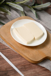 桌面上的盘子里的美味可口的豆腐