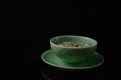 桌面上的碗里的美味可口的豆腐蛋羹