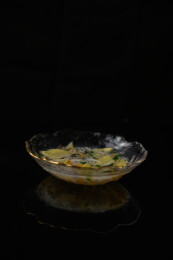 桌面上的碗里的美味可口的豆腐蛋羹
