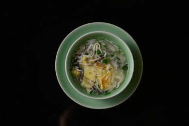 桌面上的碗里的美味可口的豆腐蛋羹