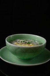 桌面上的碗里的美味可口的豆腐蛋羹