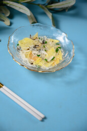 桌面上的碗里的美味可口的豆腐蛋羹