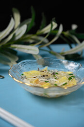 桌面上的碗里的美味可口的豆腐蛋羹