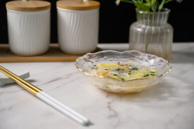 桌面上的碗里的美味可口的豆腐蛋羹
