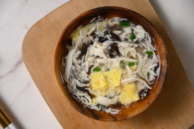 桌面上的碗里的美味可口的豆腐蛋羹