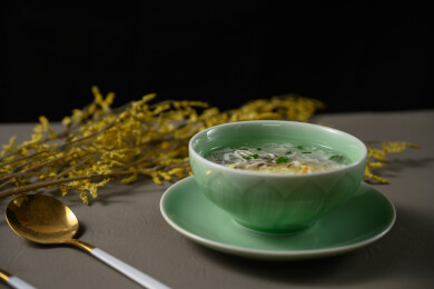 桌面上的碗里的美味可口的豆腐蛋羹