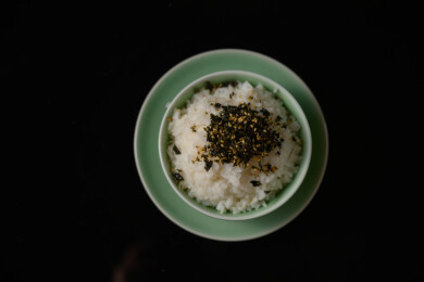 桌面上的碗里的美味可口的紫菜饭